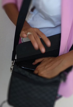 Frau sucht Schlüssel in der Handtasche